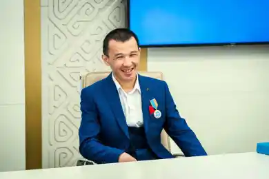 Спасшему с 8 этажа девочку аким Нур-Султана пообещал помочь с кредитами и работой