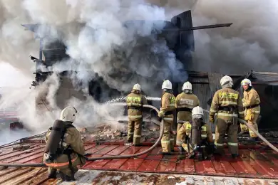 Как пожарные тушили cклад на барахолке в Алматы - фото 