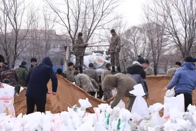 Солдаты-срочники и волонтеры помогают спасти села Туркестанской области  от подтопления 
