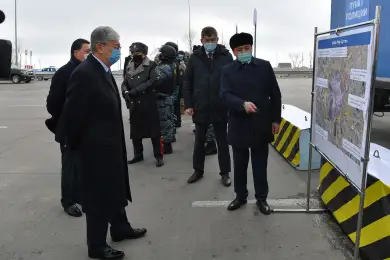 Президент Казахстана посетил блокпост близ столицы 