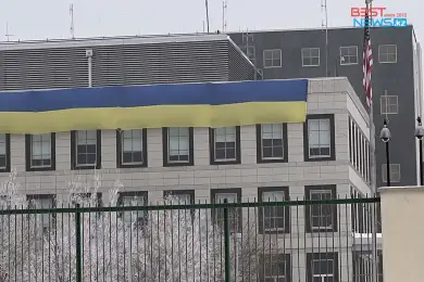 На здании посольства США в Нур-Султане разместили украинский стяг - фото 