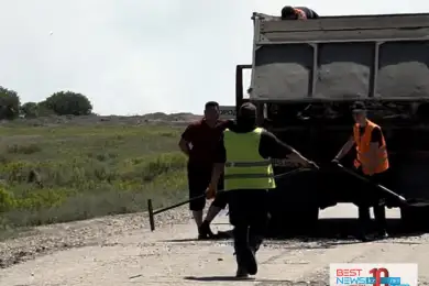 После лесных пожаров в области Абай начали частичный ремонт дорог - видео  