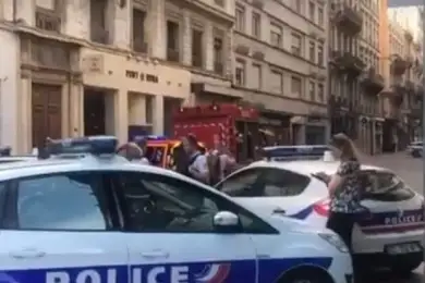 Под Парижем неизвестный перерезал горло полицейской 