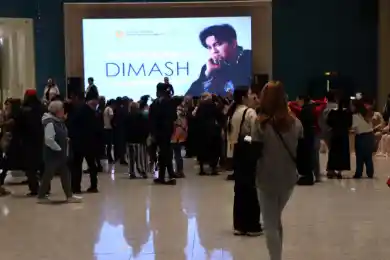 Фанатки создали ажиотаж на открытии выставки Димаша Кудайбергена