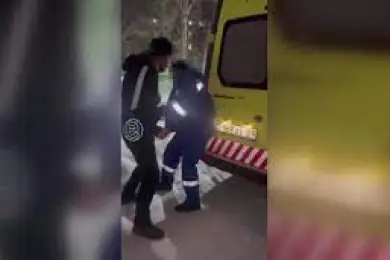 Избивший водителя «скорой» в Караганде взят под стражу 