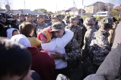 Почему в Казахстане призывников отправляют в армию под мощным оцеплением - ответ главы Минобороны 