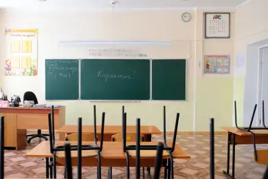 Почему в Казахстане детей срочно возвращают в школы - смотрите онлайн-брифинг 