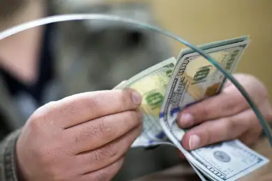 Цифра дня: казахстанцы потратили на доллары 302 млрд тенге 