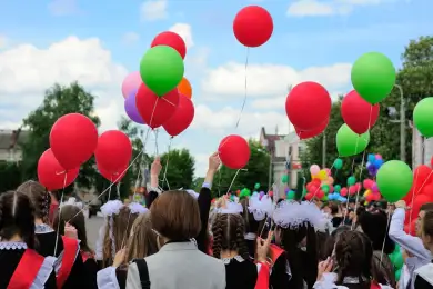 Казахстанцам предложили обойтись без шариков и голубей на школьных линейках 