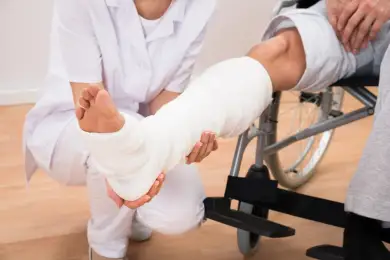 Жителю Актау после страшного ДТП врачам удалось сохранить обе ноги 
