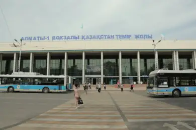 В семи областях и в Алматы срываются сроки реконструкции ж/д вокзалов 