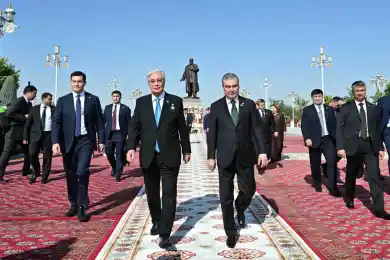 Касым-Жомарт Токаев и Гурбангулы Бердымухамедов открыли памятник Абаю в Ашхабаде