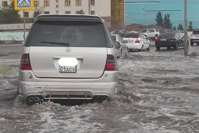 В Астане впервые уволили чиновника после потопа на улицах 