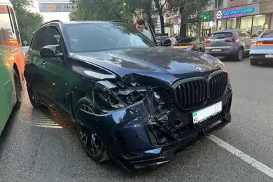 «Подставил свой BMW под колесо»: водителю в Алматы компенсировали ущерб 