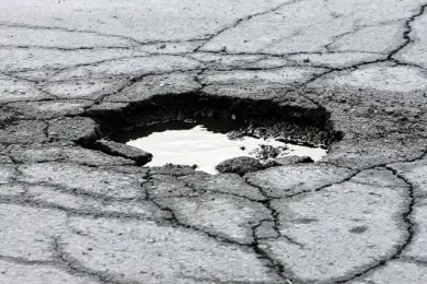 На дорогах Казахстана залили трещины – Казахавтодор 