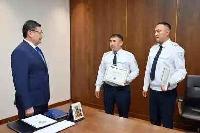 Аким области Абай наградил полицейских, нашедших пропавшего мальчика 
