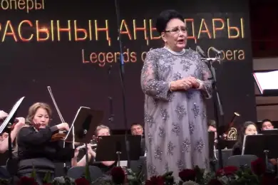 Зал встал, когда легендарная Бибигуль Тулегенова исполнила "Гәкку" 
