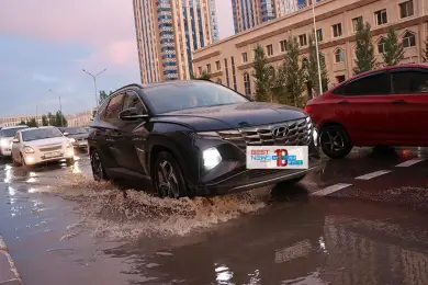 Астанчане жалуются на огромные лужи на дорогах после дождя - видео 