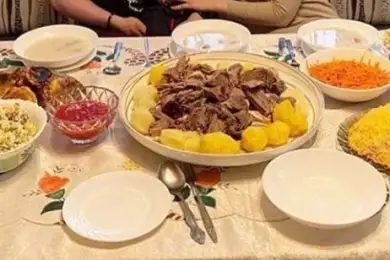 Казнет впечатлил бешбармак Асетова и Муратова