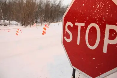 В Казахстане остаётся закрытым движение на 122 участках автодорог 