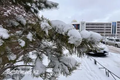 Снегопад в Астане продолжился, водителей призвали к осторожности 