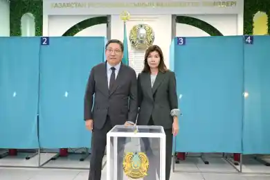 Аким Алматы вместе с супругой проголосовал на референдуме по строительству АЭС