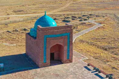 Президент Казахстана посетил мавзолей Джучи-хана и совершил молитву 