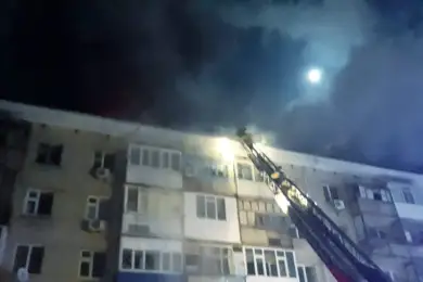В Актобе загорелась крыша общежития, эвакуировано 200 жильцов 