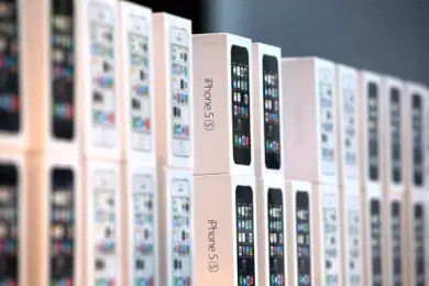 Работники украли в своём магазине несколько iPhone и Samsung 