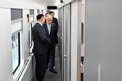 Президенту Казахстана показали первый ж/д вагон 