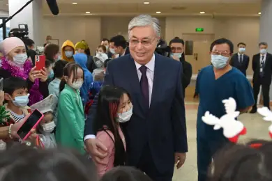 Президент Казахстана поздравил детей в Центре материнства и детства - видео 