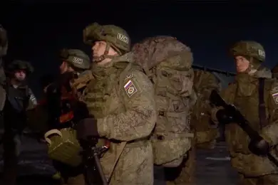 Российские десантники и другие миротворцы в составе сил ОДКБ покидают Алматы 