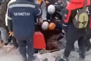 Спасатели МЧС Казахстана вытащили троих живых людей в Газиантепе - видео 