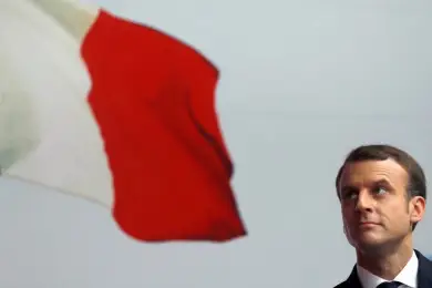 Макрон изменил синий цвет на флаге Франции 