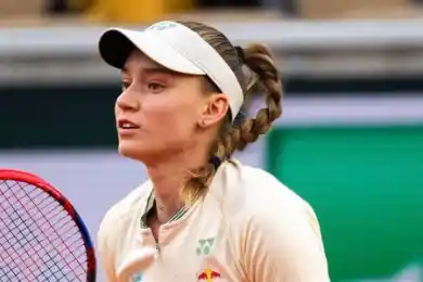 Рыбакина выиграла первую партию у Свитолиной на Ролан Гаррос