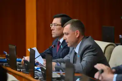 Депутат Симонов о том, чему и как учат в школах Казахстана