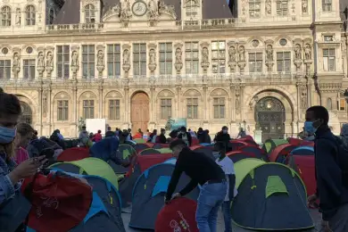 300 мигрантов-бомжей потребовали от мэрии Парижа дать им жильё 