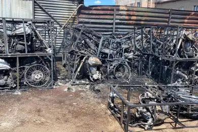 Месть байкерам? В Нур-Султане пожар уничтожил 36 мотоциклов - фото 