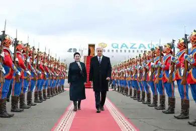 В Улан-Баторе Президента Казахстана встретили воины в позолоченных шлемах