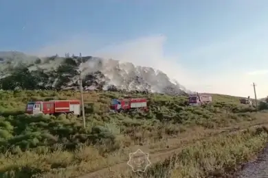 В Астане продолжают ликвидацию пожара на мусорном полигоне 