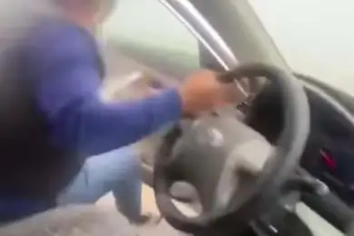 Полиция наказала водителя из Шымкента, выпрыгнувшего на ходу 