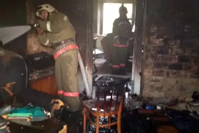 В Степногорске пожарные помогли спасти из горевшей квартиры женщину-инвалида 