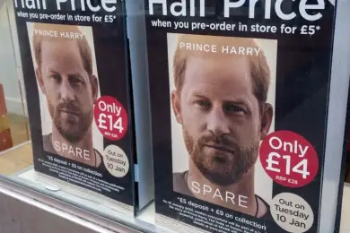 В Великобритании поступила в продажу скандальная книга принца Гарри 