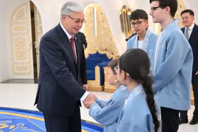 Президент Казахстана встретился с призерами чемпионатов мира по шахматам 