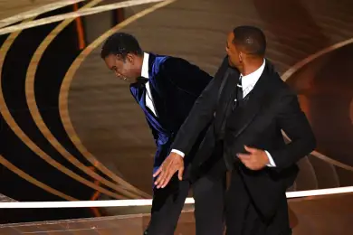Как Уилл Смит влепил пощечину Крису Року на церемонии Оскар (ВИДЕО) 