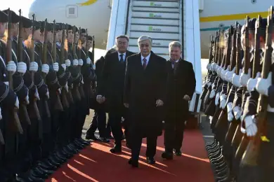 "Мерседесы" и солнце: как Токаева встретили в Берлине