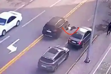 Мужчина чудом не погиб после страшного удара Nissan в Астане