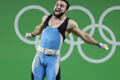 Тяжелоатлета Рахимова лишили олимпийского «золота»: Федерация поможет казахстанцу и оспорит наказание 