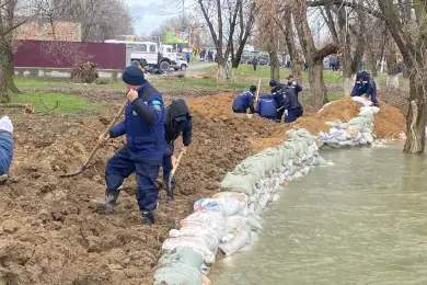 В селе Караой идет укрепление дамбы 