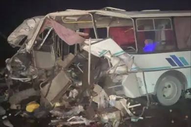 Автобус и грузовик столкнулись под Сарышаганом: водители и пассажир погибли на месте 